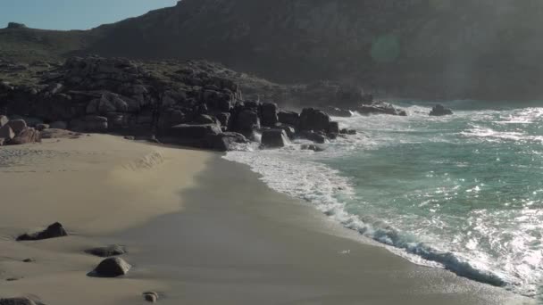 西班牙加利西亚莫提海岸洛矶海滩的波浪景观 — 图库视频影像