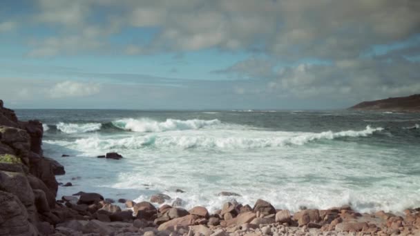 コスタ モルテ スペインのガリシアの海岸で岩のビーチの波の風光明媚なビュー — ストック動画