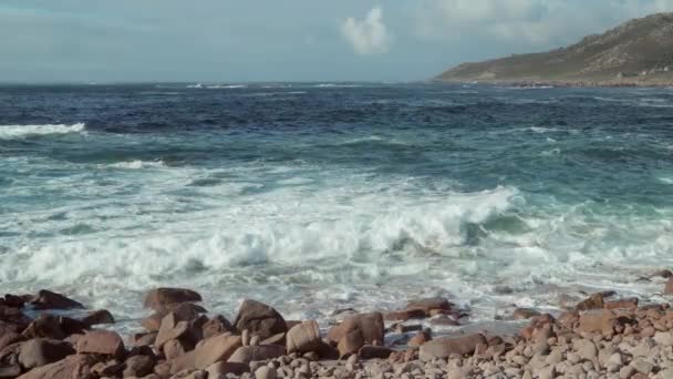 Malowniczy Widok Fal Skalistej Plaży Wybrzeżu Costa Morte Galicji Hiszpanii — Wideo stockowe