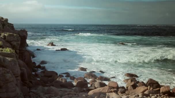 Costa Morte Sahil Galicia Spanya Kayalık Sahilde Dalgaların Doğal Görünümü — Stok video