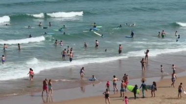Galiçya, İspanya - 03 Ağustos 2018: İnsanlar plajda norhtern İspanya Galiçya