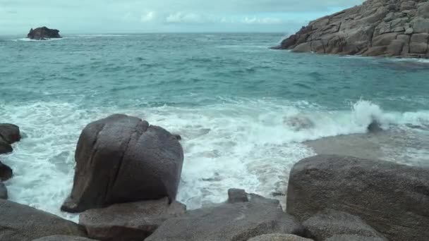 Costa Morte Sahil Galicia Spanya Kayalık Sahilde Dalgaların Doğal Görünümü — Stok video