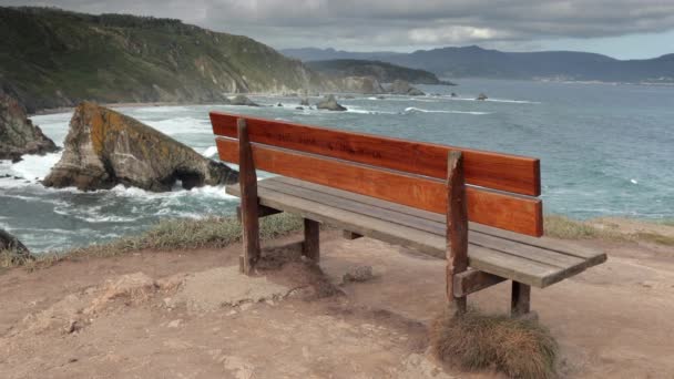 Panchina Sulla Scogliera Con Vista Sulle Montagne Sul Mare Loiba — Video Stock