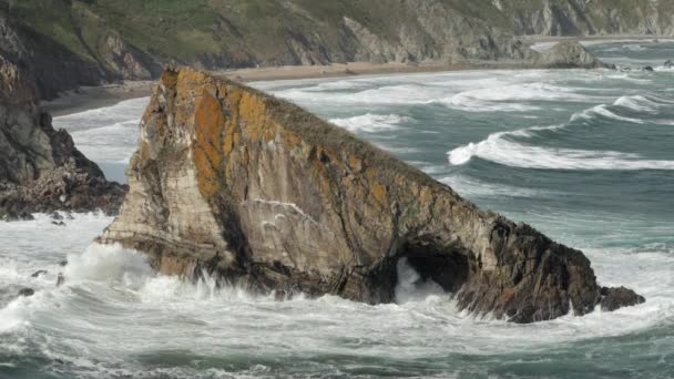 Golven Opvallend Uitstekende Rotsen Uit Water Loiba Galicia Spain — Stockvideo