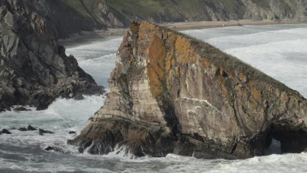 从水中凸出的岩石上的波浪 Loiba 在加利西亚 西班牙 — 图库视频影像