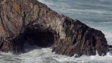 Su, Loiba bulunan Galiçya, İspanya kayalardan çıkıntılı üzerinde çarpıcı dalgalar
