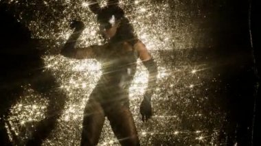 Büyük tavşan kulakları maskesi ve siyah lateks gövde ile parlak arka plan üzerinde dans kadın