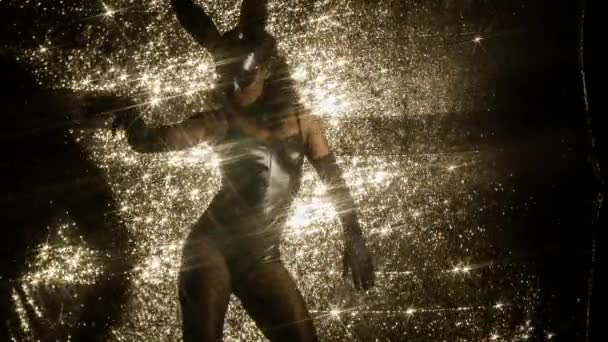 女性の輝く背景に耳の大きなウサギのマスクと黒のラテックス体踊り — ストック動画