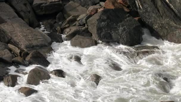 Хвилі Разючий Виступають Скелі Води Loiba Галичині Іспанія — стокове відео