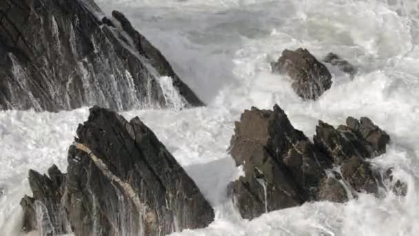 Хвилі Разючий Виступають Скелі Води Loiba Галичині Іспанія — стокове відео