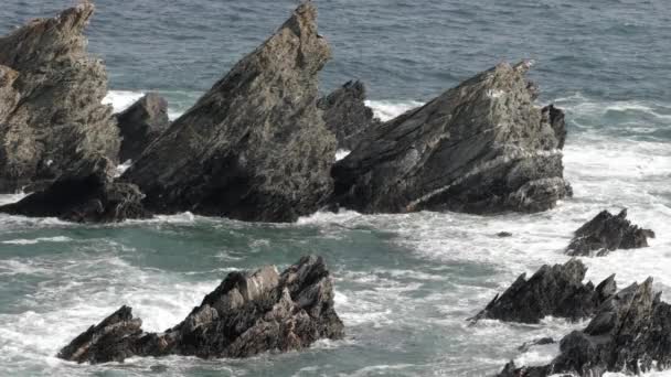 Ondas Marcantes Sobre Rochas Salientes Água Loiba Galiza Espanha — Vídeo de Stock