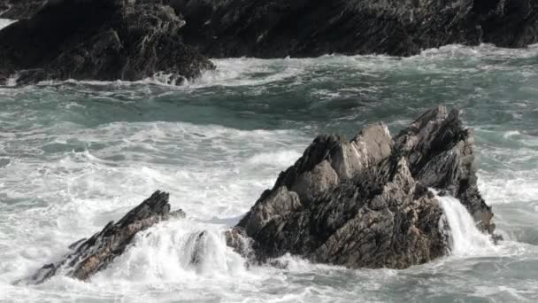 Ondas Marcantes Sobre Rochas Salientes Água Loiba Galiza Espanha — Vídeo de Stock