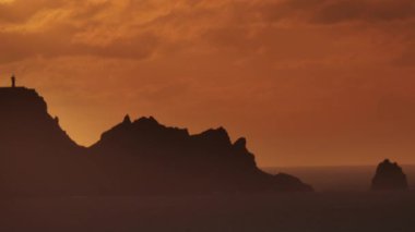 Loiba, İspanya bulunan Galiçya, engebeli ulaşılmaz günbatımında görüntüleyin