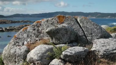 Güzel bir kayalık plaj sahil Galicia İspanya üzerinde Playa Lagos