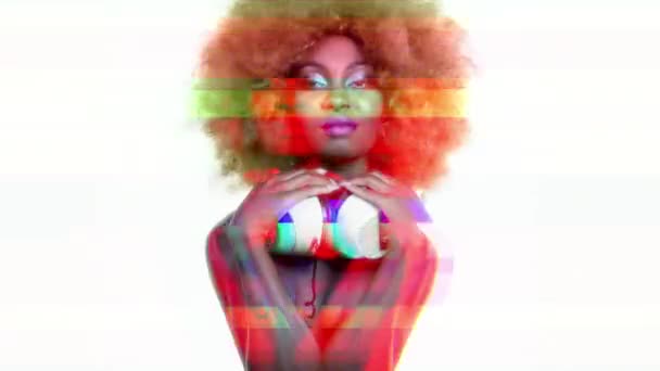 Schöne Afrikanerin Mit Großer Afro Perücke Und Kopfhörer — Stockvideo