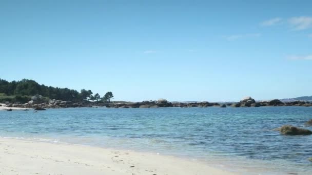 夏の日のスペインの海岸にガリシアの Mexilloeira の美しいビーチ — ストック動画
