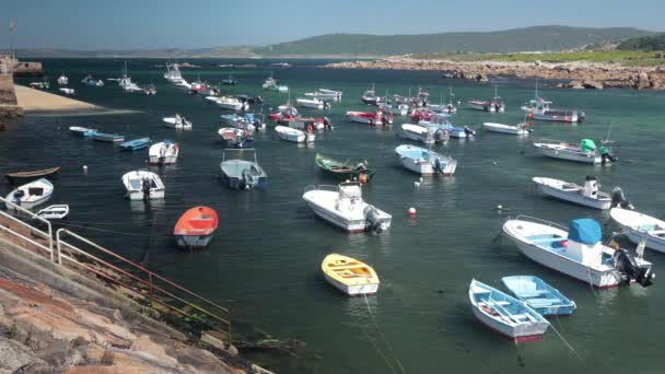 Galiza Espanha Agosto 2018 Pequenos Barcos Porto Camelle Costa Galiza — Vídeo de Stock