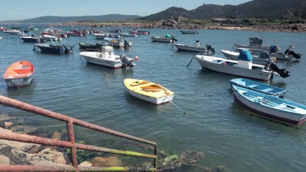 Галисия Испания Августа 2018 Года Небольшие Лодки Гавани Камель Побережье — стоковое видео