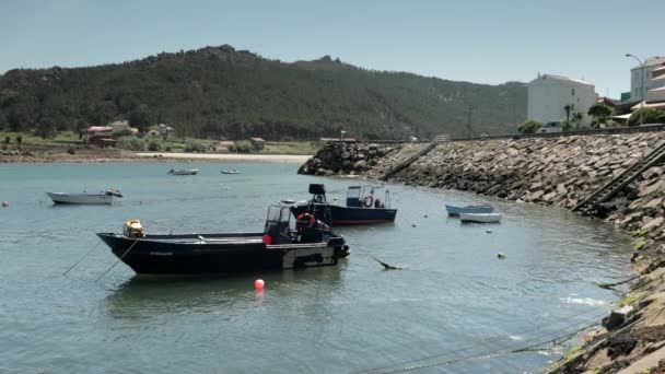Galizia Spagna Agosto 2018 Piccole Imbarcazioni Nel Porto Camelle Sulla — Video Stock