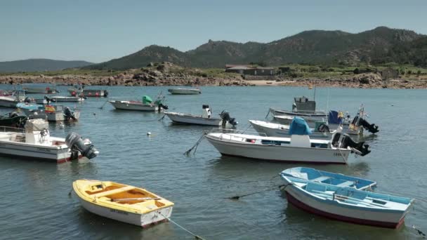 Галисия Испания Августа 2018 Года Небольшие Лодки Гавани Камель Побережье — стоковое видео