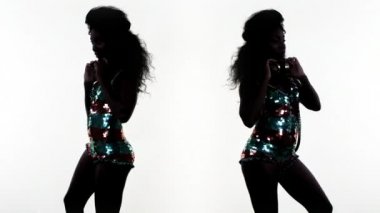 Güzel kadın model parlak kostüm beyaz arka plan üzerinde dans