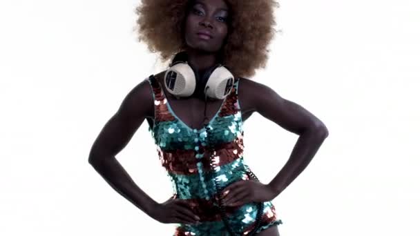 gyönyörű afrikai női modell tánc jelmez, csillogó fehér háttér. Tökéletes a stílusos club, disco és a divat események