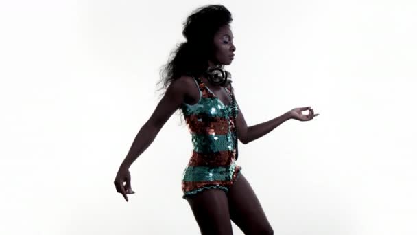 美丽的非洲女性模特跳舞在白色背景闪闪发光的服装 完美的时尚俱乐部 迪斯科和时尚活动 — 图库视频影像