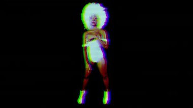 Afro peruk dans güzel Afrikalı kadın modeli dans ve aksaklık etkisi ile stop frame animasyon ile beyaz iç çamaşırı kaybetme.