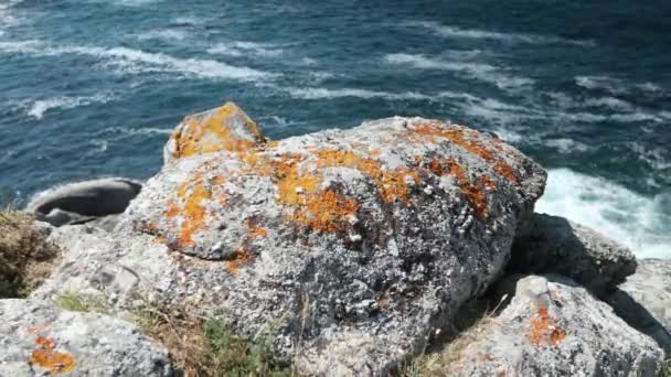 Grandi Rocce Con Onde Sullo Sfondo Sulla Spiaggia Playa Lagos — Video Stock