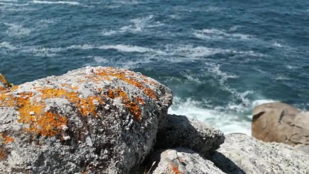 Крупные Скалы Волнами Заднем Плане Пляже Playa Lagos Галисия Испания — стоковое видео