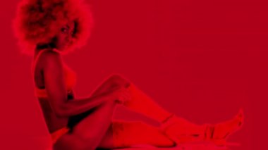 Güzel Afrikalı erkek çorap çekerek