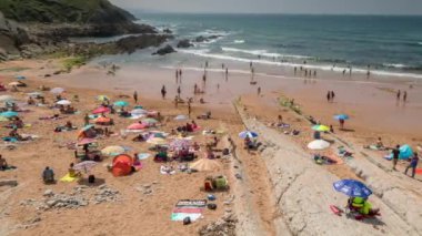 Galiçya, İspanya - 03 Ağustos 2018: İnsan bir kumsalda bulunan Galiçya Kuzey İspanya Timelapse