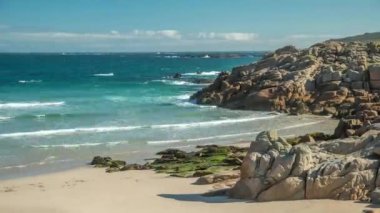 Algarve 'deki kayalık plaj.