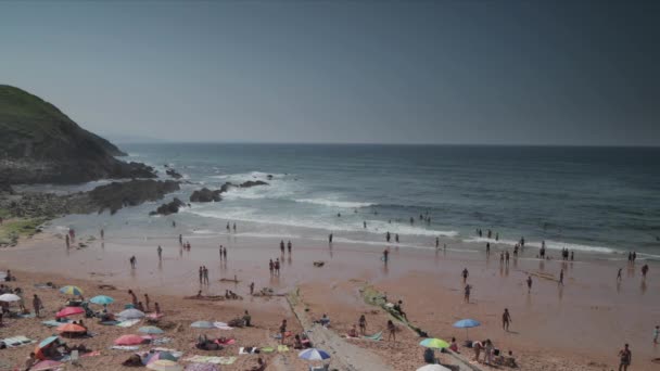 Galizia Spagna Agosto 2018 Persone Sulla Spiaggia Della Galizia Nel — Video Stock