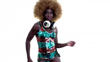 Güzel model parlak kostüm beyaz arka plan üzerinde dans