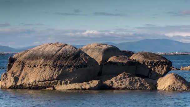 美しい岩の多いビーチ スペインの海岸に Mexilloeira — ストック動画