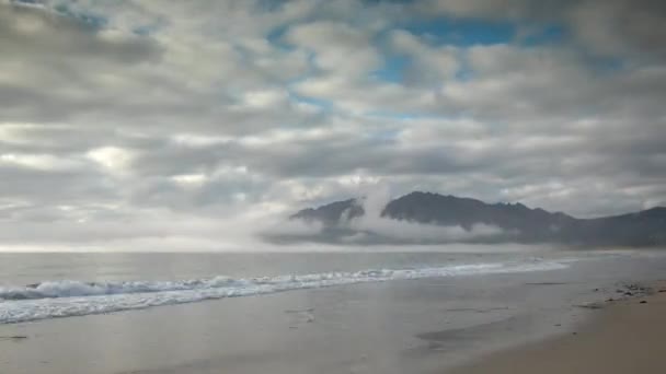 嵐の日にスペインの Galican 海岸に美しい Carnota ビーチのタイムラプス — ストック動画