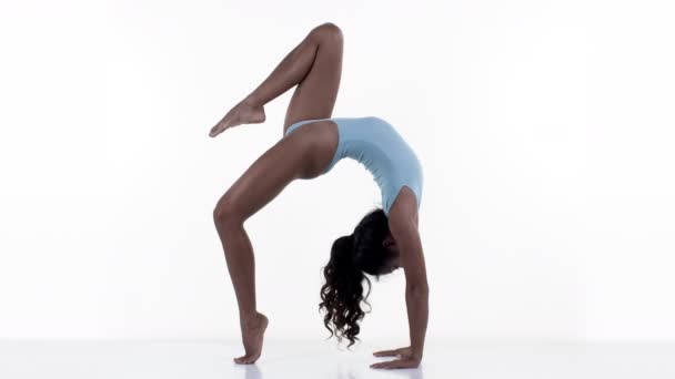 Femme Faisant Des Exercices Étirement Gymnastique — Video