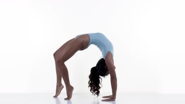 Mujer Haciendo Ejercicios Estiramiento Gimnasia — Vídeos de Stock