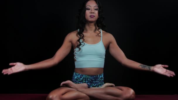 Mujer Con Los Ojos Cerrados Meditación Sobre Fondo Negro — Vídeos de Stock