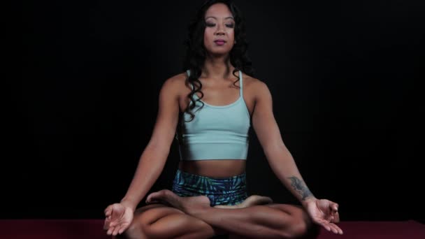 Kvinna Med Ögonen Stängda Meditation Svart Bakgrund — Stockvideo