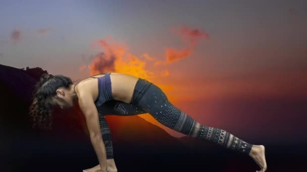 Güzel Bir Günbatımı Okyanus Arka Plan Harika Kadın Yoga Eğitmeni — Stok video