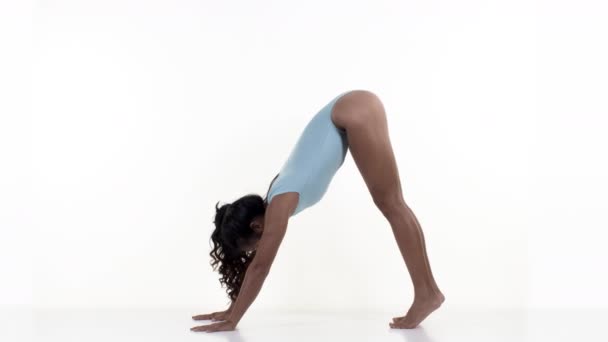 女性の白い背景の上のストレッチと体操のエクササイズ — ストック動画