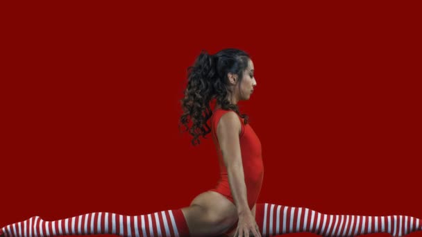 Молода Жінка Червоному Гімнастичному Тілі Виконує Вправи — стокове відео