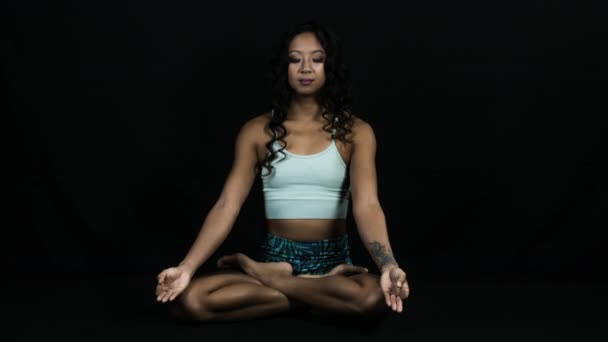 女性の目で閉じた黒い背景に瞑想 — ストック動画