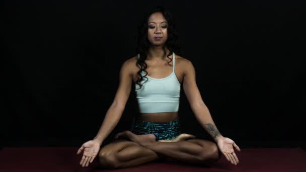 Vrouw Met Ogen Gesloten Meditatie Zwarte Achtergrond — Stockvideo