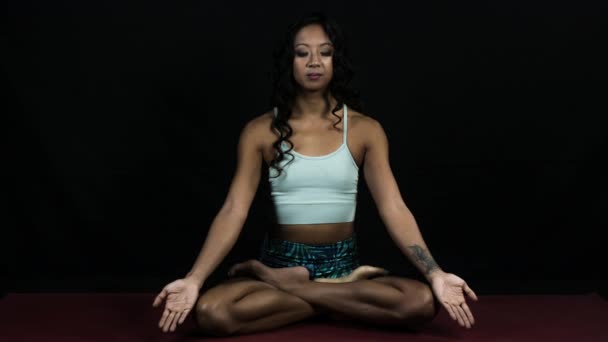 Mujer Con Los Ojos Cerrados Meditación Sobre Fondo Negro — Vídeos de Stock