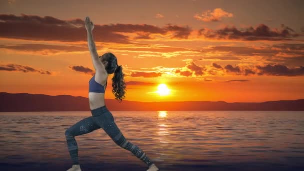 Geweldig Vrouwelijke Yoga Instructeur Tegen Een Prachtige Zonsondergang Oceaan Achtergrond — Stockvideo