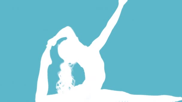 Силуэт Женщины Делающей Упражнения Синем Фоне — стоковое видео