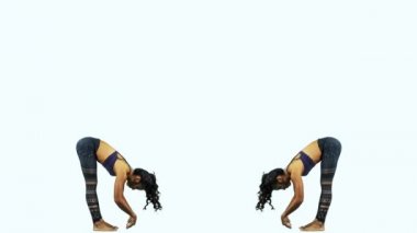 Beyaz arka plan üzerinde hareketli kadın yoga eğitmeni